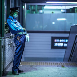 poliziotto giapponese all'ingresso della metropolitana